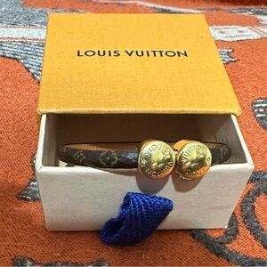 LOUIS VUITTON ❤️🌟 MONOGRAM BRACELET W/ GOLD HARDWARE SNAP CLOSURE⭐️